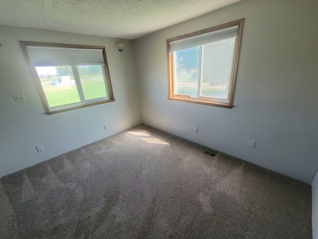 Building Photo - Horse Property with land in Finley/Kennewick