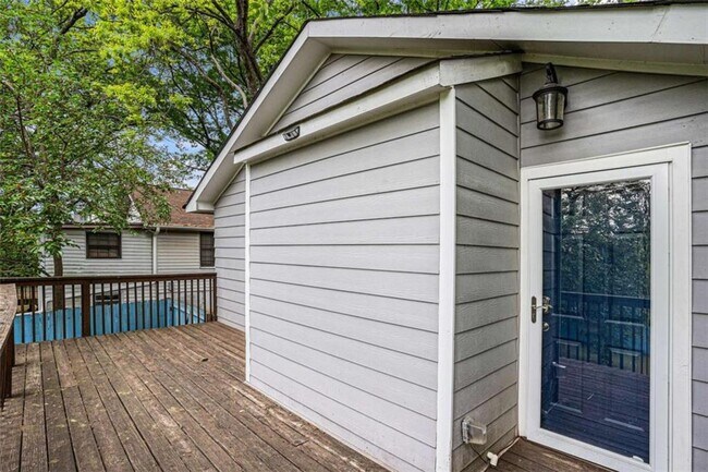 Building Photo - 3378 La Vista Dr