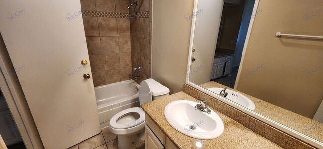 Building Photo - 2204 Oak Hill Dr