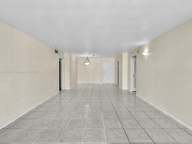 Building Photo - 2030 S Ocean Dr