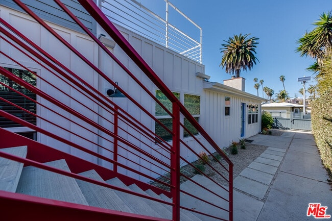 Building Photo - 610 Victoria Ave