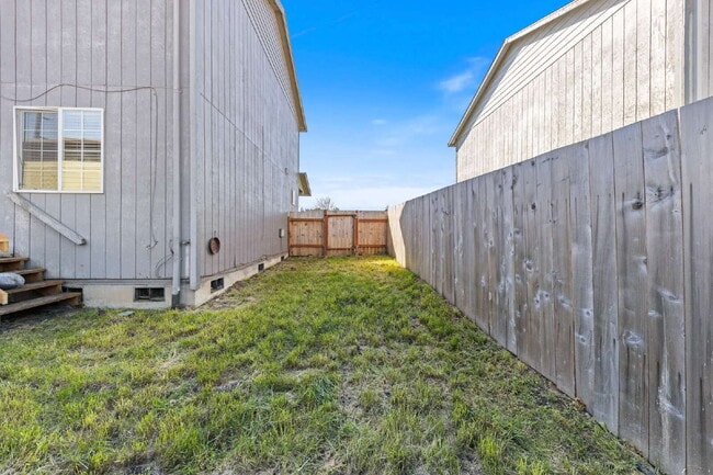 Building Photo - Newly Remodeled 3 bedroom Home