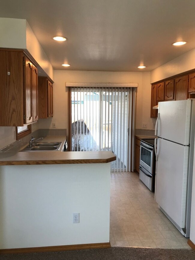 Building Photo - Adorable Well-Cared-For Duplex w/ Garage &...