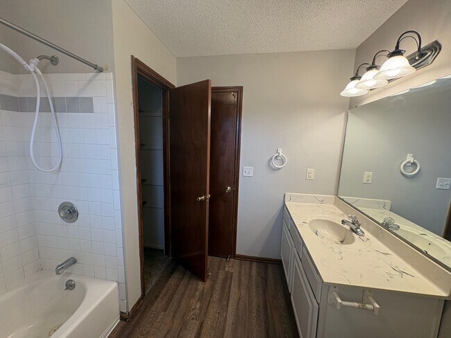 Building Photo - 4 bedroom in Liberty MO!! Brand New Flooring!