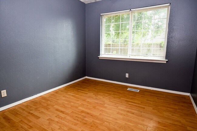 Building Photo - 4-Bed, 2-Bath Home in Broken Arrow Schools...