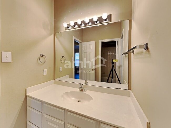 Building Photo - 210 Sparrow Hawk Dr