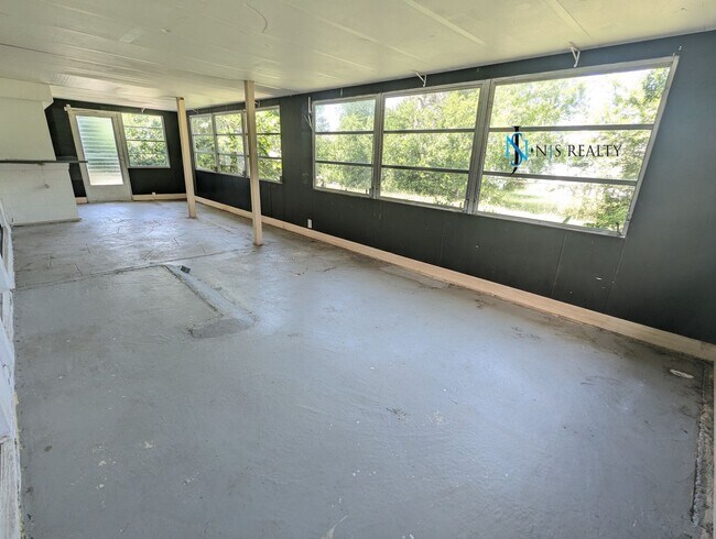 Building Photo - Recently renovated 2/2/1 1300 Sq. Ft. Fres...
