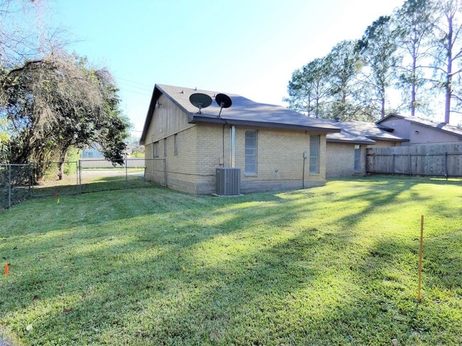 Building Photo - 604 Golfview Dr