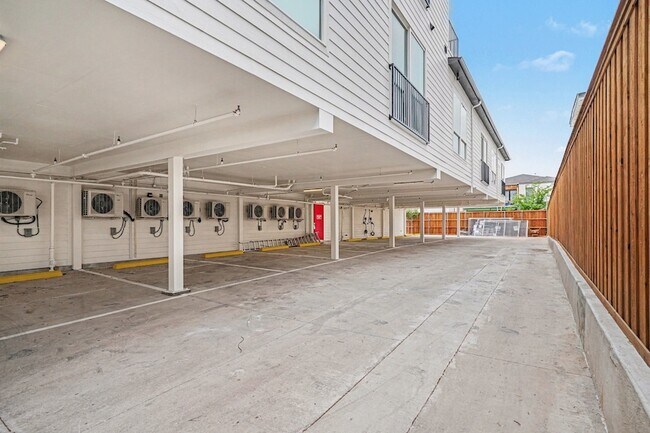 Building Photo - 2217 N Fitzhugh Ave