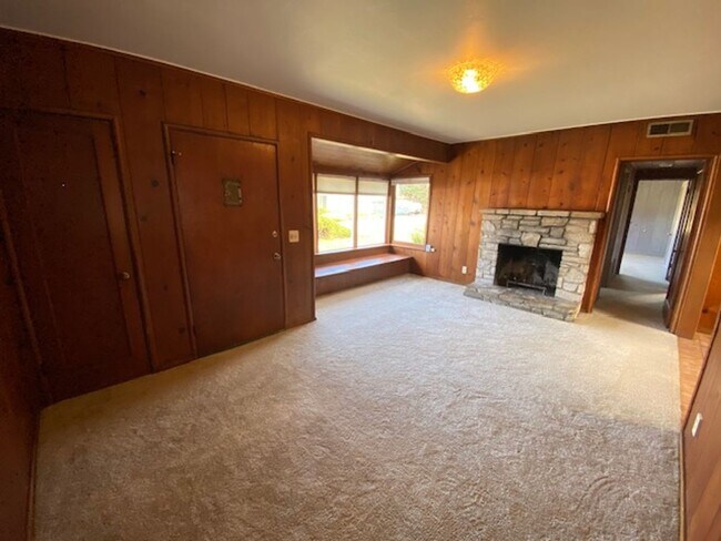 Building Photo - Beach Tract Cottage!