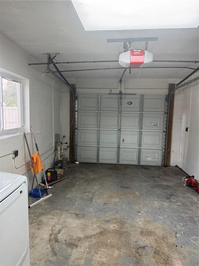 Building Photo - 640 N 71st Terrace