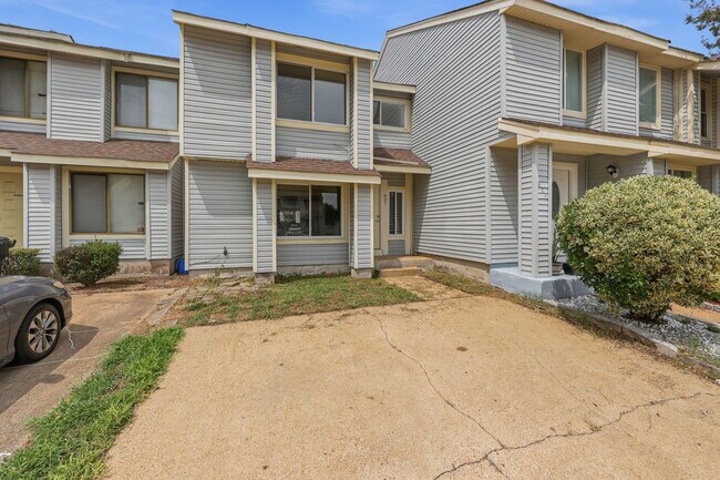 Building Photo - 807 Tuition Dr
