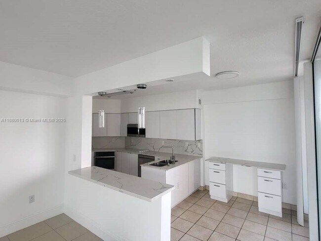 Building Photo - 3370 Hidden Bay Dr