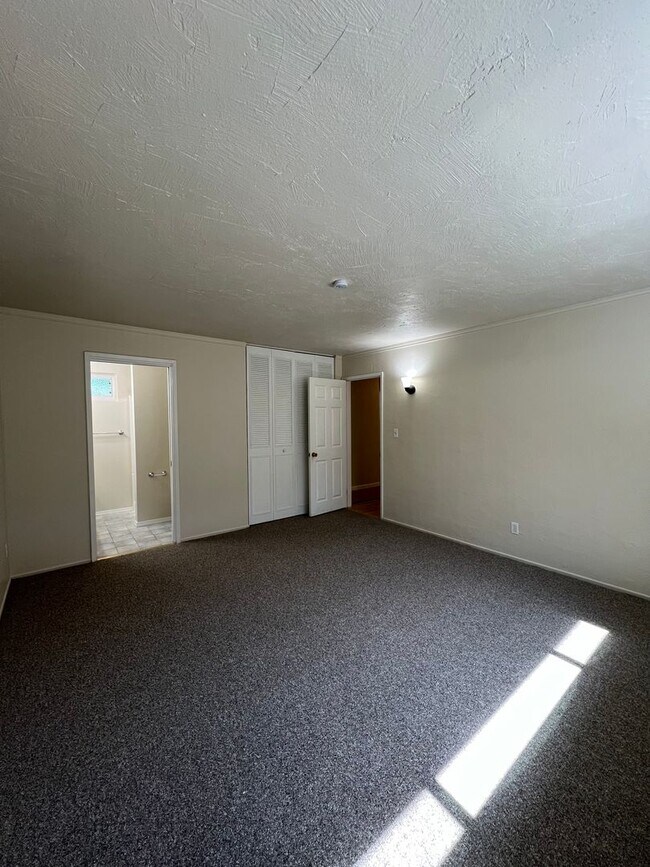 Building Photo - Charming 3bd / 2ba Long-Term Rental