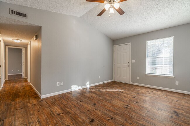 Building Photo - UPDATED 4-bedroom 3 bath Home in Fayetteville!!