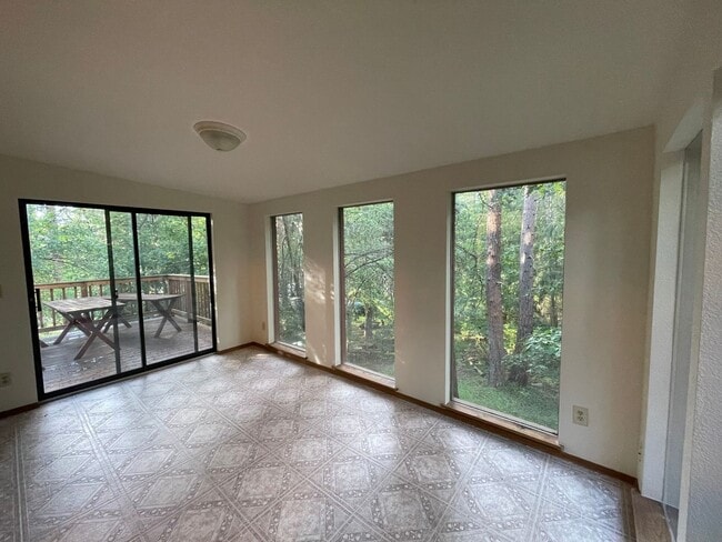 Building Photo - Post Falls House with Acreage!