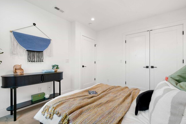 Building Photo - Updated and Modern 4 Bed + Office, 3.5 Bat...