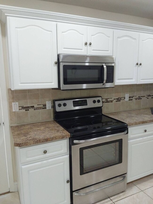 Building Photo - Beautiful 3 Bedroom + Den, 2 Bathroom Home...
