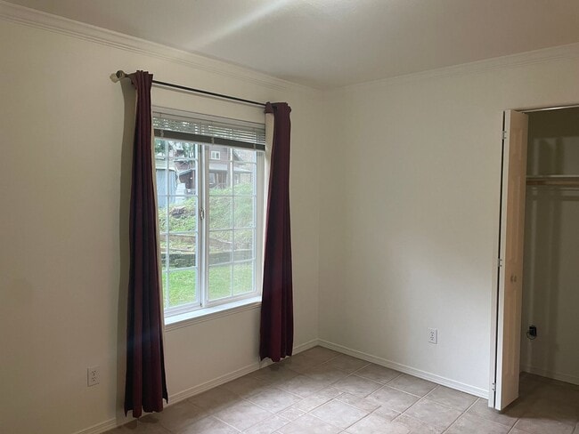 Building Photo - Spacious Clinton Home with New Upgrades!
