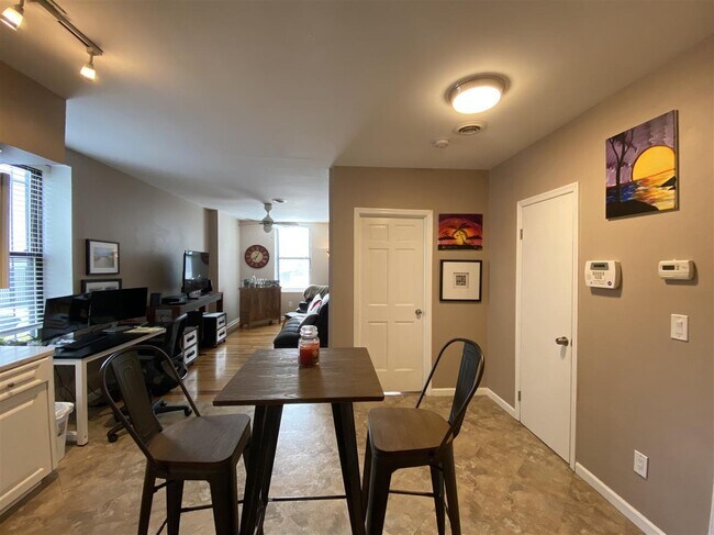 Building Photo - 333 Monroe St