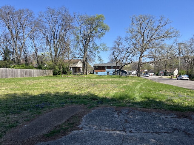 Building Photo - "Charming 3-Bed Home on Flamingo Drive – Perfect Nashville Living!" Large Yard! Lawncare is Inclu...