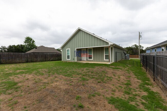 Building Photo - Charming Modern Farmhouse with Fenced Backyard