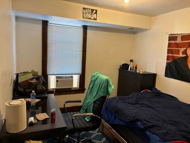 Building Photo - 5 Potential Bedroom, 2 Kitchens, 2 Bath Available 7/1 NEAR CAMPUS!!!!