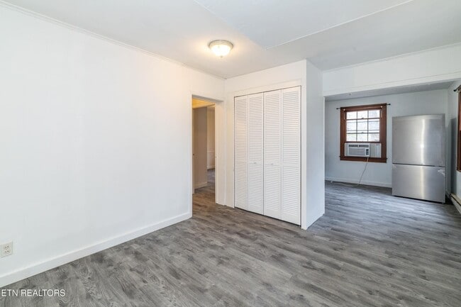 Building Photo - 5501 Lake Shore Dr