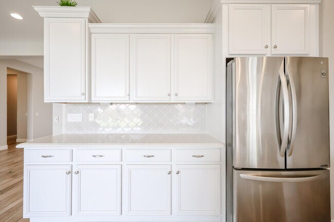 Building Photo - 1424 E Pedro Rd