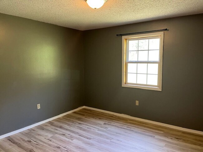 Building Photo - Come take a look at this 3-bedroom 2-bath home in Dover.