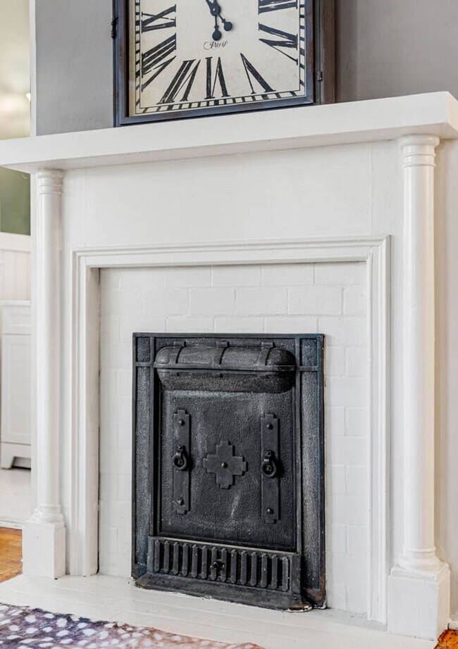 Building Photo - Stunning 3 bedroom FURNISHED MID-TERM RENTAL home in historic downtown Burlington