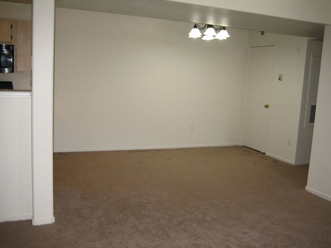 Building Photo - NICE CONDO, 3 BEDROOMS, 2 FULL BATHS, NEW ...