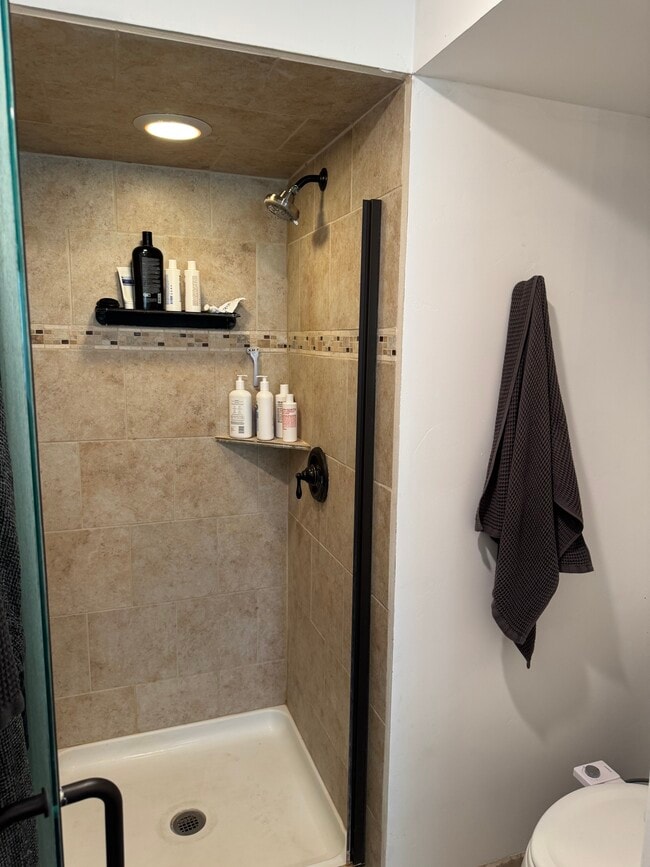 Building Photo - 270 Spruce Ln