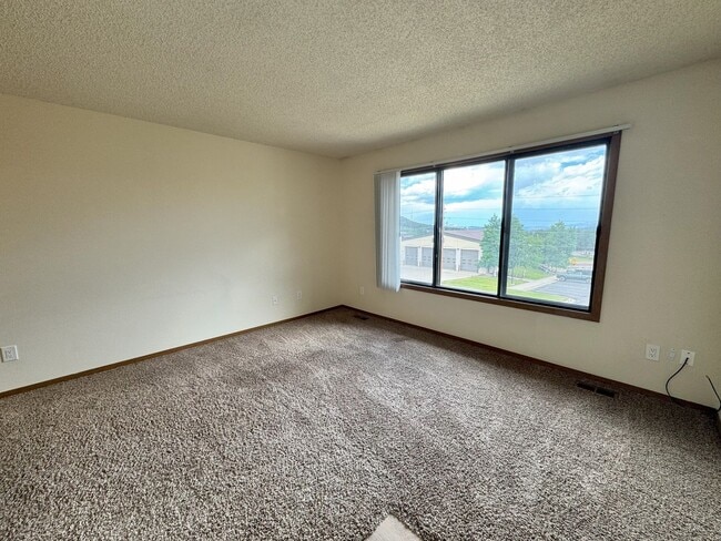 Building Photo - 640 Coraline Ave