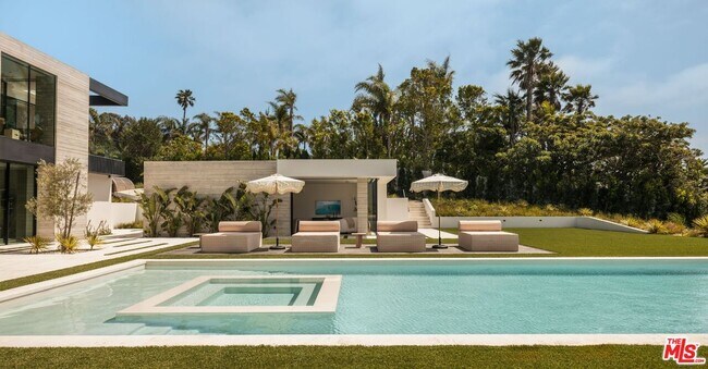 Building Photo - 6889 Dume Dr