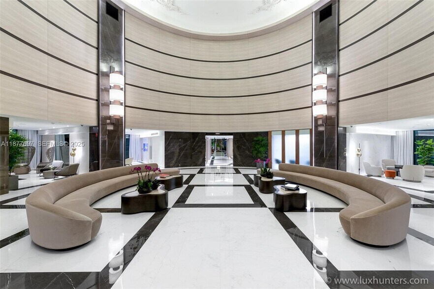 Building Photo - 300 S Pointe Dr