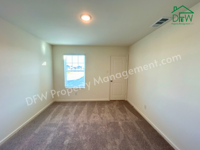 Building Photo - Spacious 5-Bedroom Home with Modern Upgrad...