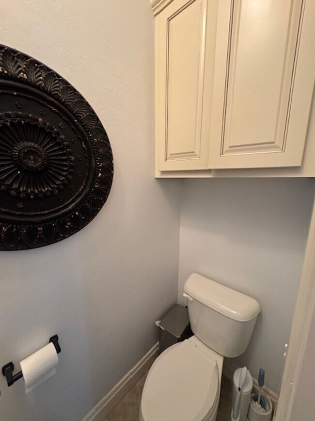 Building Photo - WOW! This home has it all, 3 full bathrooms, 5 true bedrooms AND a bonus room. great outdoor spac...