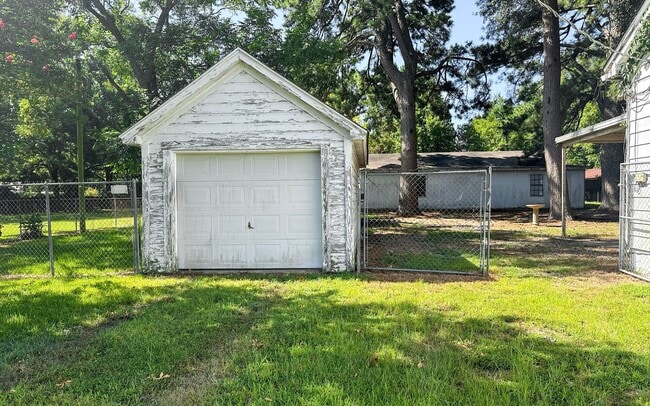 Building Photo - 2 Bedroom 1 Bathroom House in Texarkana, TX