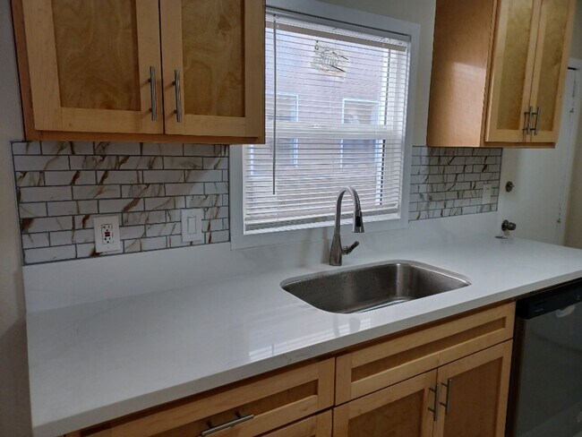 Building Photo - BELLA APARTMENTS: Beautiful 1 Bed - 1 Bath