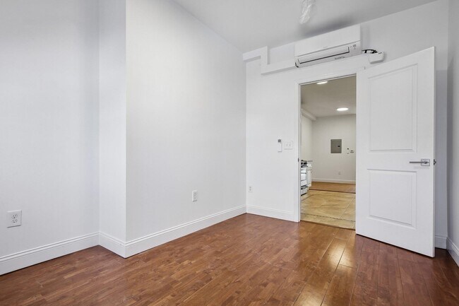 Building Photo - 76 Hutton St