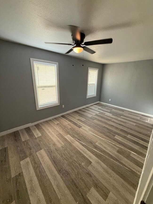Building Photo - $0 First Month's Rent / $0 Deposit at Move-in