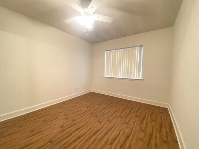 Building Photo - SDC T 1633-1639