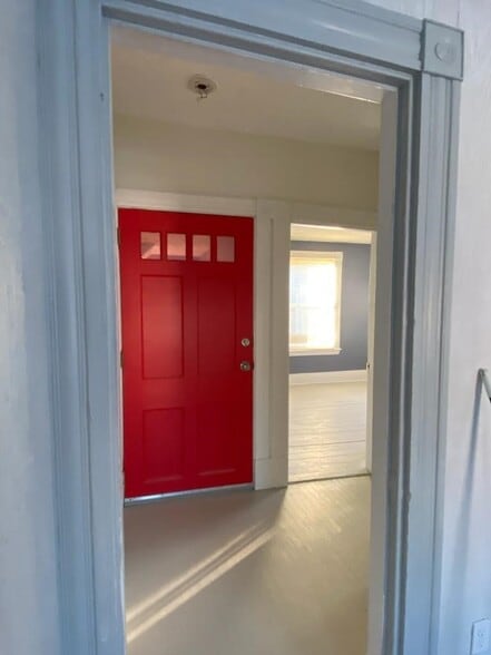Entry - 16 Eames St