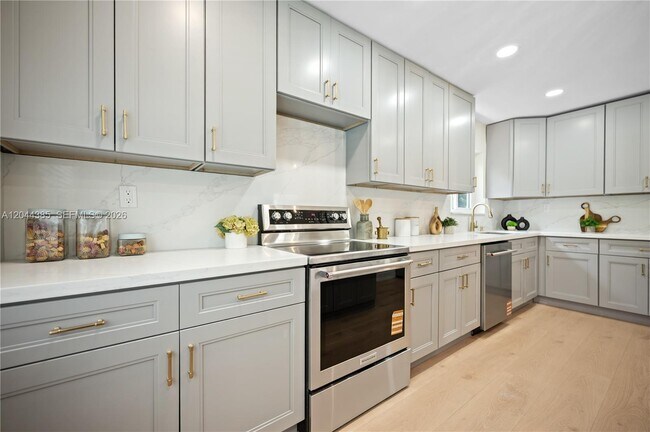 Building Photo - 4220 SW 14th St
