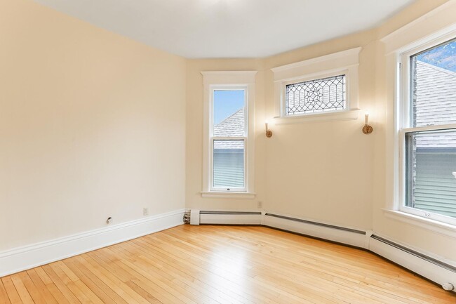 Building Photo - Stunning oversized 2 Bed/2Bath Condo in Cr...