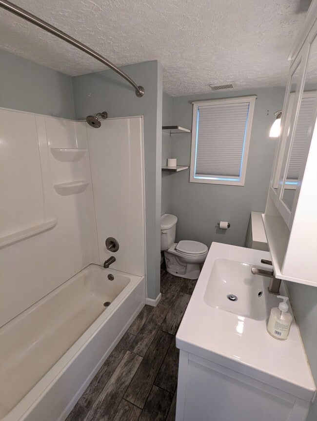 Building Photo - COMING SOON 2 Bedroom 1.5 Bathroom Single ...