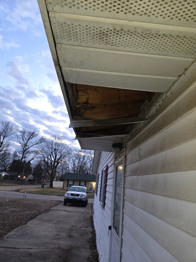 Building Photo - 1617 Parklane Dr