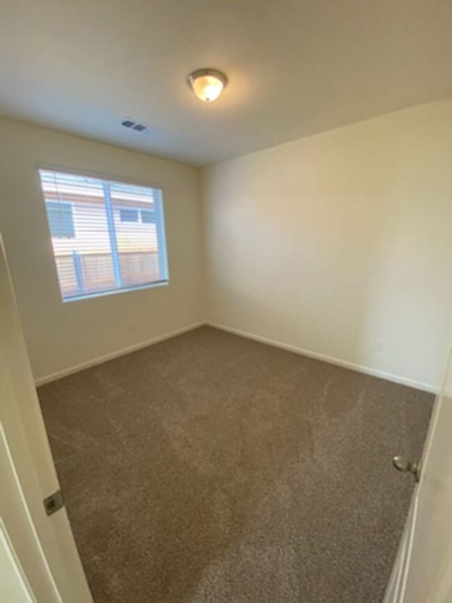 Building Photo - Beautiful Brand New Home in the gated Arbor Gates Subdivision with solar