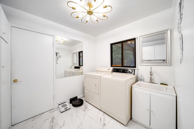 Building Photo - 583 Rambling Dr Cir